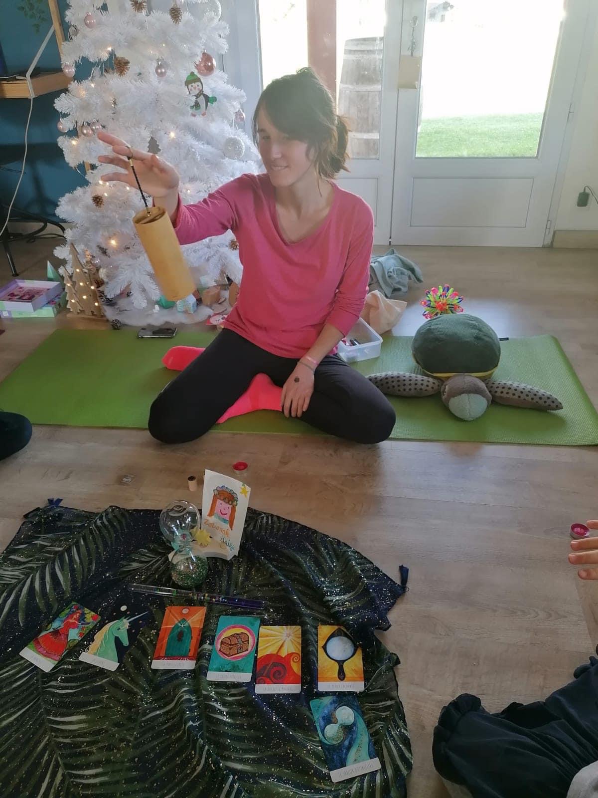 Familien yoga kurtsoak proposatzen dütü Marion Cazenave bildoztarrak